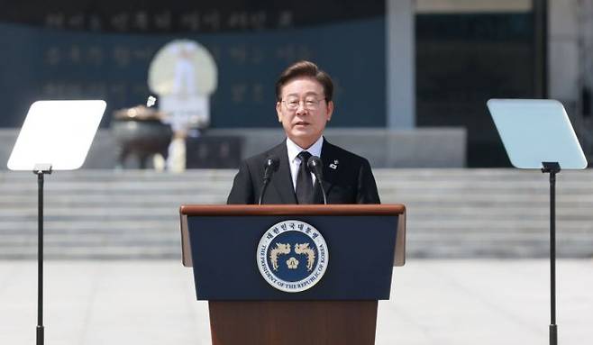 이재명 대통령이 6일 서울 동작구 국립서울현충원에서 열린 70회 현충일 추념식에서 추념사를 하고 있다. 연합뉴스