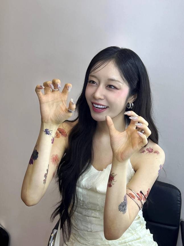 파격변신 지연, 알록달록 꽃무늬 타투 스타일링(출처: 지연 인스타그램 갈무리)