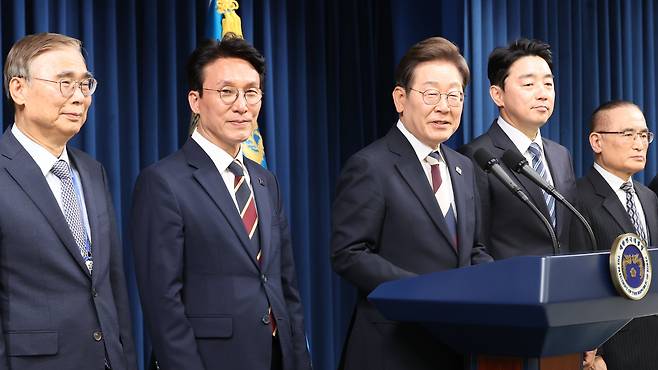 이재명 대통령이 4일 대통령실 브리핑룸에서 주요 인선을 발표하고 있다. 맨 왼쪽이 이종석 국가정보원장 후보자고 맨 오른쪽이 위성락 국가안보실장이다. /뉴스1