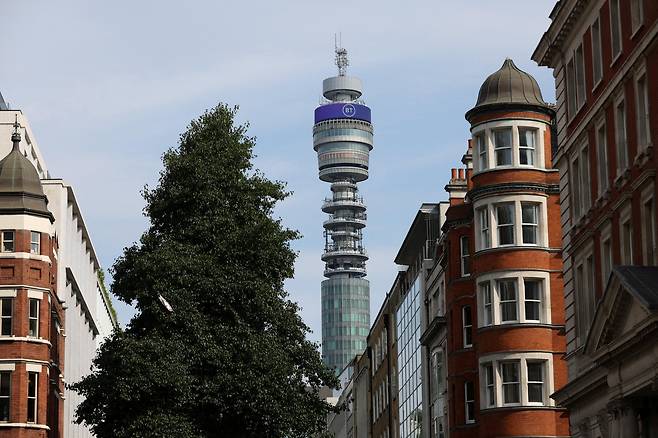 2023년 7월 촬영된 영국 런던 BT타워 모습. 작년 초 미국 호텔 운영업체 MCR에 매각된 후 호텔로 개조 중이다./ 로이터=연합뉴스