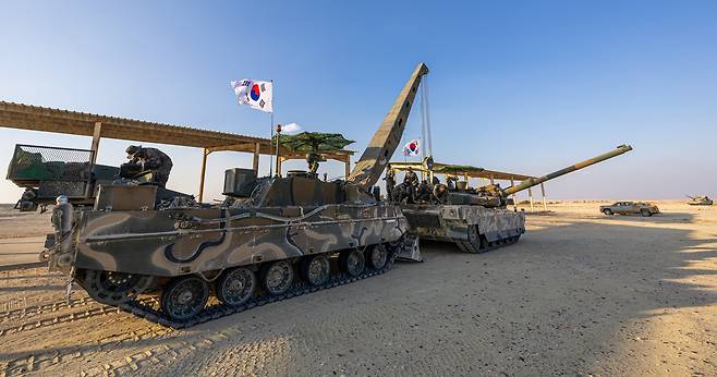'카타르 연합훈련 TF' 장병들이 K1구난전차를 활용한 현장정비시범을 보이고 있다. /육군 제공
