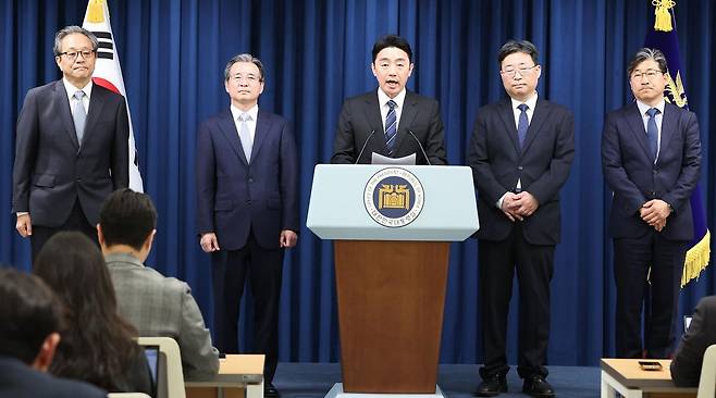강훈식 대통령 비서실장이 6일 서울 용산구 대통령실 청사에서 대통령실 조직개편안 및 1차 인선 발표을 하고 있다. 왼쪽부터 문진영 사회수석, 김용범 정책실장, 강 비서실장, 하준경 경제성장수석, 류덕현 수석급 재정기획보좌관. 뉴스1