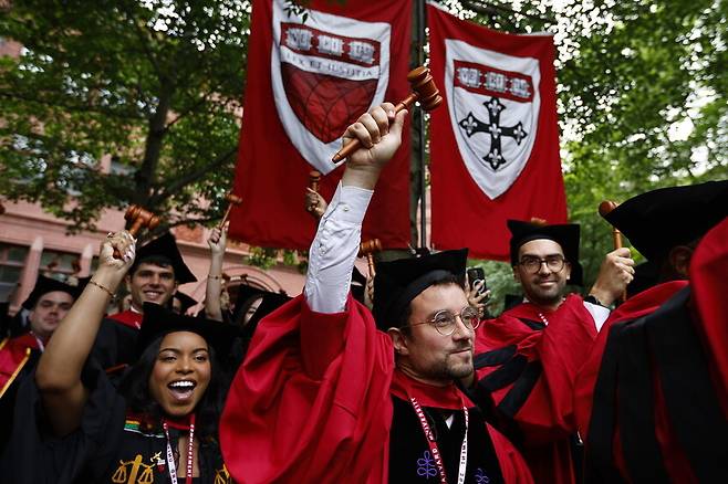 지난달 29일, 미국 매사추세츠주 케임브리지에 위치한 하버드대학교에서 열린 제374회 졸업식에서 하버드 로스쿨 졸업생들이 환호하고 있다. EPA연합뉴스