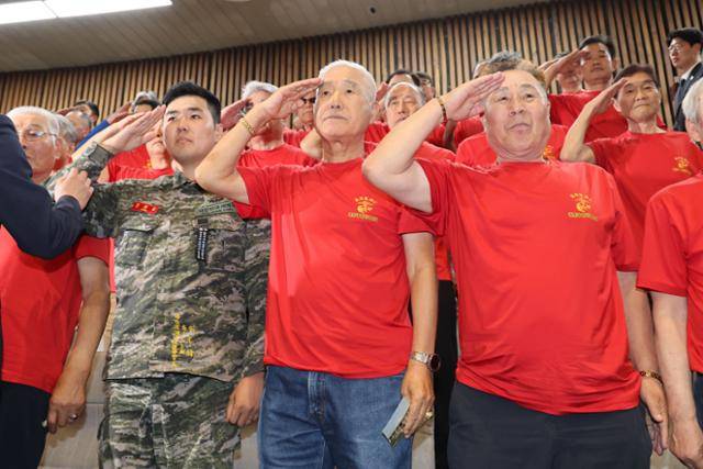 5일 서울 여의도 국회에서 열린 제426회 국회(임시회) 제1차 본회의에서 채해병 특검법이 통과되자 해병대 예비역 연대 회원들이 경례하고 있다. 뉴시스