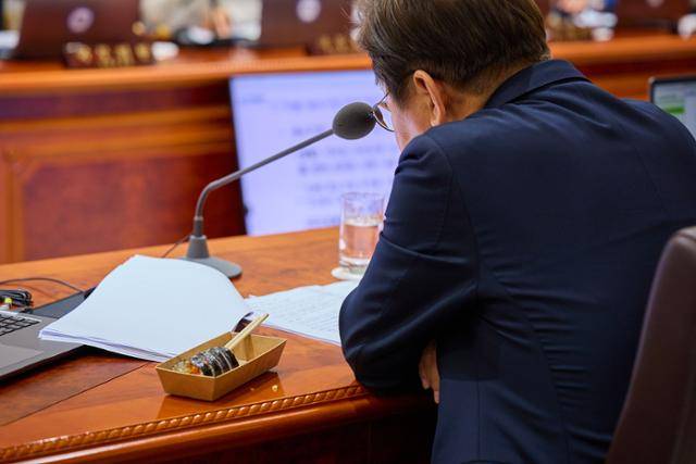 이재명 대통령이 5일 서울 용산 대통령실 청사에서 김밥으로 점심을 먹으며 국무회의를 이어가고 있다. 연합뉴스