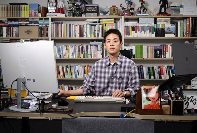 배우 박정민이 하루 중 가장 오랜 시간을 보내는 출판사 '무제'에서 그가 좋아하는 책들로만 가득 채운 책장 앞에 앉아 있다. 박시몬 기자