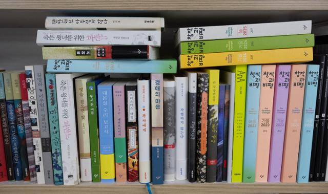박정민의 책장에 김영하, 박민규, 이기호, 성해나, 김금희 작가 등의 책이 꽂혀 있다. 계간 '창작과비평'도 눈에 띈다. 박시몬 기자
