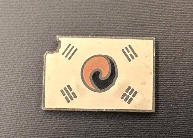 4일 우원식 국회의장이 자신의 SNS에 올린 진관사 태극기 배지. 우 의장이 직접 이재명 대통령에게 달아줬다. 우원식 페이스북