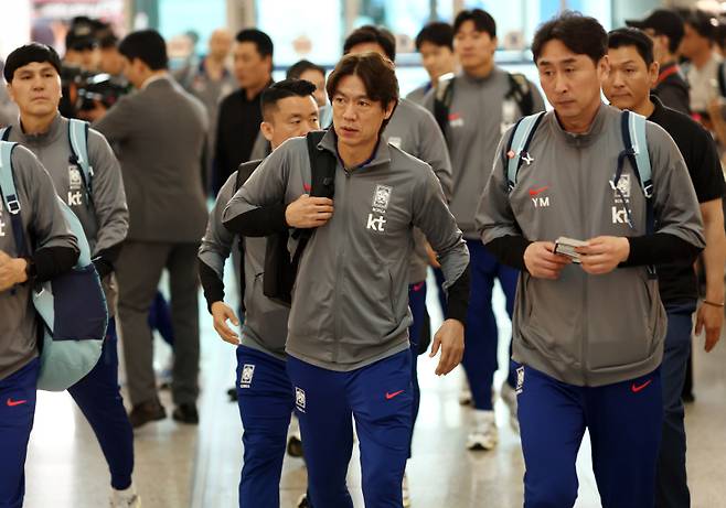 <yonhap photo-2436=""> 이라크로 출국하는 홍명보 감독 (영종도=연합뉴스) 윤동진 기자 = 홍명보 대한민국 축구대표팀 감독이 2일 인천국제공항 제1터미널을 통해 이라크로 출국하고 있다. 축구대표팀은 이날 전세기를 타고 이라크로 이동, 6일 이라크를 상대로 2026 국제축구연맹(FIFA) 북중미 월드컵 아시아 3차 예선 B조 9차전을 치른다. 2025.6.2 mon@yna.co.kr/2025-06-02 10:40:13/ <저작권자 ⓒ 1980-2025 ㈜연합뉴스. 무단 전재 재배포 금지, AI 학습 및 활용 금지></yonhap>