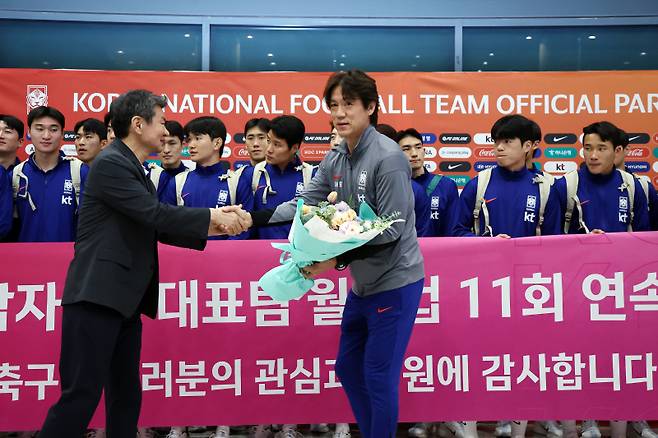 <yonhap photo-5998=""> 꽃다발 받는 홍명보 감독 (영종도=연합뉴스) 윤동진 기자 = 홍명보 대한민국 축구 대표팀 감독이 6일 인천국제공항을 통해 귀국, 정몽규 대한축구협회장으로부터 꽃다발을 받고 있다. 2025.6.6 mon@yna.co.kr/2025-06-06 19:07:28/ <저작권자 ⓒ 1980-2025 ㈜연합뉴스. 무단 전재 재배포 금지, AI 학습 및 활용 금지></yonhap>