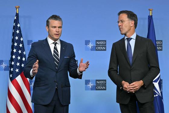 피트 헤그세스 미국 국방장관(왼쪽)이 5일(현지시간) 벨기에 브뤼셀에서 열린 북대서양조약기구(NATO·나토) 국방장관 회의 직전 마르크 뤼터 나토 사무총장과 함께한 자리에서 발언하고 있다. AFP=연합뉴스