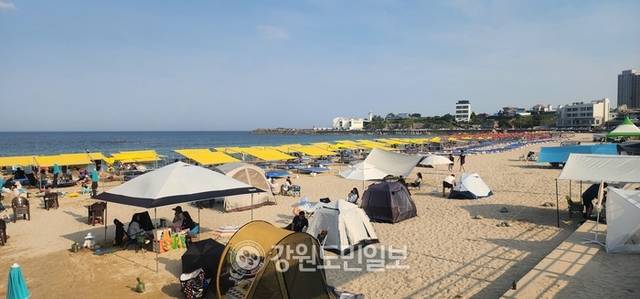 ▲ 임시 개장 첫날인 6일 고성 아야진해수욕장은 형형색색의 파라솔이 즐비하게 설치돼 여름 해변 정취를 물씬 풍겼다. 김주현