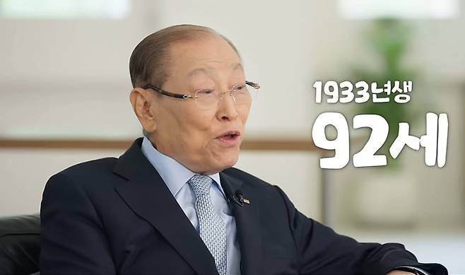 이용만 전 재무부 장관이 지난달 11일 '이용만 해주세요'라는 유튜브 채널을 열고 '92세 한국 최고령 유튜버 이용만을 소개합니다'라는 제목의 영상을 통해 소통하는 모습. /사진=유튜브 채널 '이용만 해주세요' 캡처