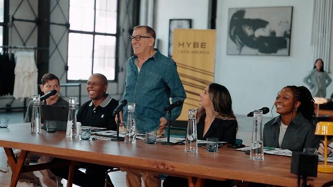 하이브 라틴 아메리카의 보이그룹 프로젝트에 합류한 멘토 (왼쪽부터) 폴 베커, 로버트 스티븐슨, 케니 오르테가, 나탈리 이글레시아스, 참 라다나.