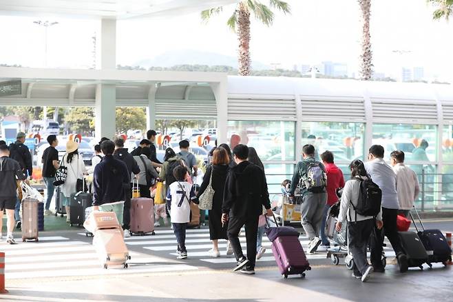 제주국제공항에 도착한 관광객들이 렌터카 하우스로 이동하고 있다. 사진=뉴스1