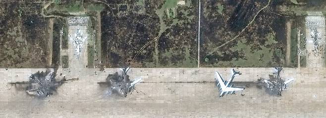 거미줄 작전으로 완파된 러시아 Tu-95 전략폭격기의 잔해가 지난 4일 위성사진에 찍혔다. 우크라이나 당국은 이번 작전을 통해 총 70억달러(약 9조5000억원)에 달하는 피해를 입혔다고 주장했다. 공격에 동원된 드론 한 대당 가격은 4000달러(약 543만원)로 추산된다. /로이터연합뉴스