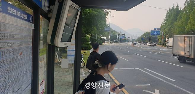 경남 창원시민들이 대체수송인 전세버스를 기다리고 있다. 경향신문 자료사진