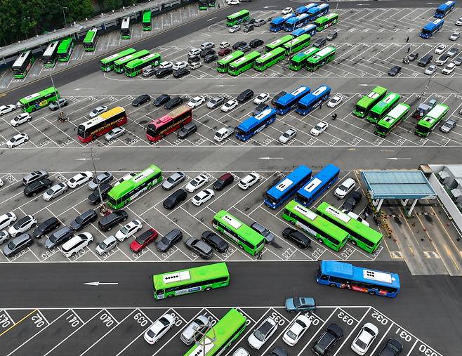 서울 시내의 한 공영버스 차고지에 버스들이 세워져 있다. 연합뉴스