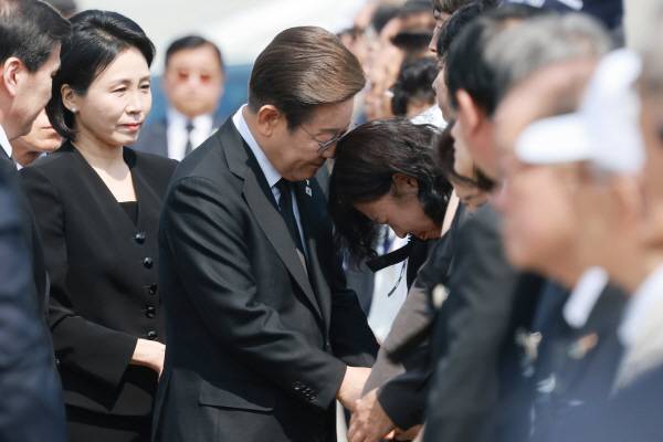이재명 대통령이 6일 서울 동작구 국립서울현충원에서 열린 70회 현충일 추념식에 입장하며 한 유족을 위로하고 있다. 대통령실통신사진기자단