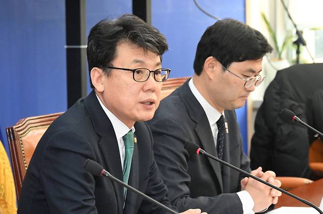 진성준 더불어민주당 정책위의장이 지난 2월 13일 국회에서 35조 가량의 추경안을 제안하고 있다. 최현규 기자