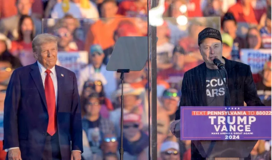 일론 머스크 테슬라 CEO(오른쪽)가 미국 공화당 대선 후보 도널드 트럼프의 펜실베이니아주 유세 현장에 참석해 연설에 나서고 있다. (출처=UPI 연합뉴스)