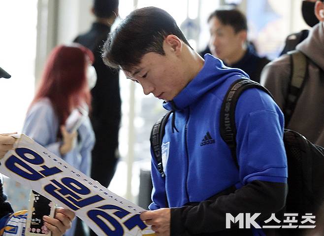 울산 HD 공격수 엄원상이 인천국제공항을 찾은 팬에게 사인을 해주고 있다. 사진=이근승 기자
