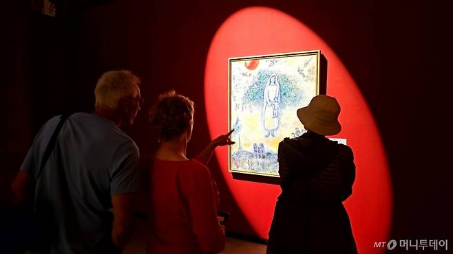 오는 9월 21일까지 예술의전당 한가람미술관에서 열리는 마르크 샤갈 특별전을 찾은 외국인 관람객들. / 사진 = 오진영 기자