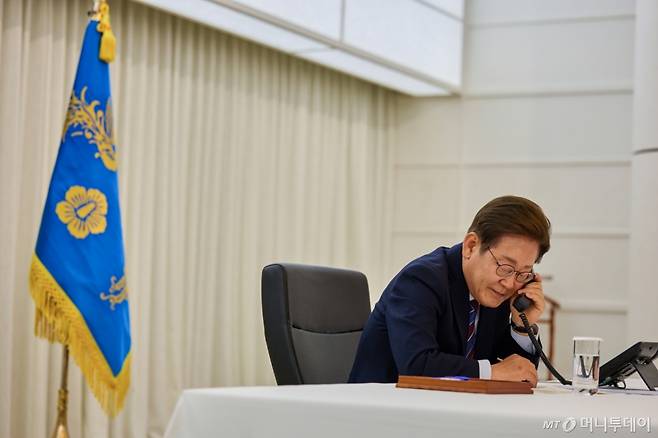 (서울=뉴스1) 허경 기자 = 이재명 대통령이 6일 대통령실 관저에서 도널드 트럼프 미국 대통령과 전화 통화를 하고 있다. (대통령실 제공. 재판매 및 DB 금지) 2025.6.6/뉴스1 Copyright (C) 뉴스1. All rights reserved. 무단 전재 및 재배포, AI학습 이용 금지. /사진=(서울=뉴스1) 허경 기자