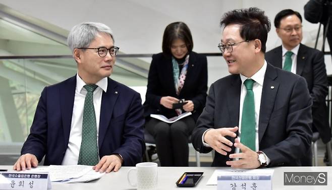 (왼쪽부터) 강석훈 산업은행 회장과 윤희성 수출입은행장이 19일 서울 마포구 증산로 서울에너지드림센터에서 진행된 민·관, 기후위기 대응을 위한 금융지원 확대방안 간담회에 참석, 대화를 나누고 있다./사진=임한별 기자