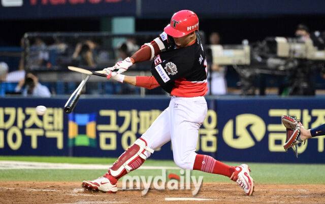 2025년 6월 5일 오후 서울 잠실구장에서 진행된 '2025 신한 SOL뱅크 KBO 리그' KIA 타이거즈와 두산 베어스의 경기. KIA 최원준이 5회초 1사 1루서 안타를 치고 있다./마이데일리