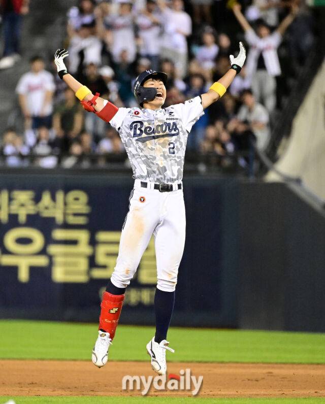 2025년 6월 5일 오후 서울 잠실구장에서 진행된 '2025 신한 SOL뱅크 KBO 리그' KIA 타이거즈와 두산 베어스의 경기. 두산 김민석이 연장 10회말 2사 1.2루서 끝내기 안타로 2-1 승리를 한 뒤 기뻐하고 있다./잠실 = 유진형 기자