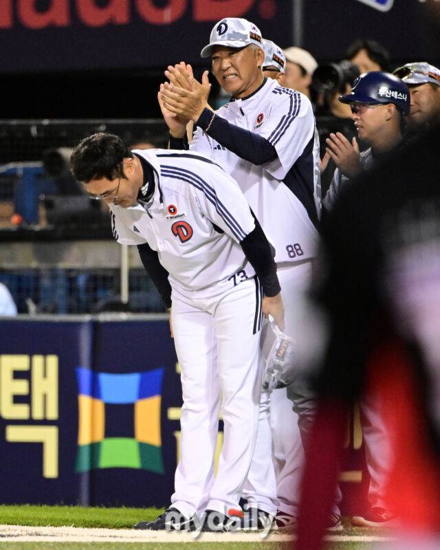 두산 조성환 감독대행이 첫 승을 기록한 뒤 선수들에게 고개 숙여 인사하고 있다 / 잠실 = 유진형 기자 zolong@mydaily.co.kr