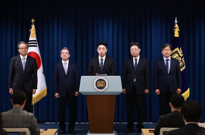 강훈식 대통령 비서실장이 6일 서울 용산 대통령실 청사에서 대통령실 수석비서관 인선을 발표하고 있다. 연합뉴스