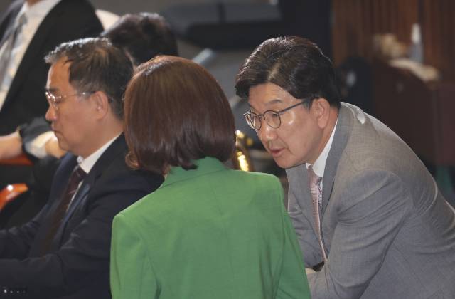 ▲사퇴를 선언한 국민의힘 권성동 원내대표가 5일 국회 본회의에 참석해 나경원 의원과 대화하고 있다. ⓒ연합뉴스