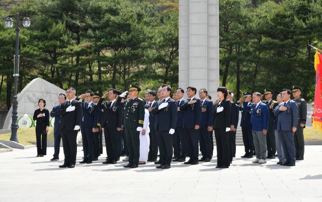 ▲ 경상북도는 6일 국립영천호국원에서 ‘제70회 현충일 추념식’을 엄숙히 거행하며, 조국을 위해 헌신한 순국선열과 호국영령의 숭고한 희생정신을 기렸다. ⓒ 경북도
