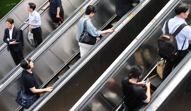 서울 중구 서울역에서 시민들이 오가는 모습. 뉴스1