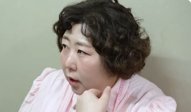 코미디언 신기루가 자신의 체형 때문에 대중교통을 이용할 때 두 좌석을 예매한다고 밝혔다. 유튜브 채널 ‘뭐든하기루’ 캡처