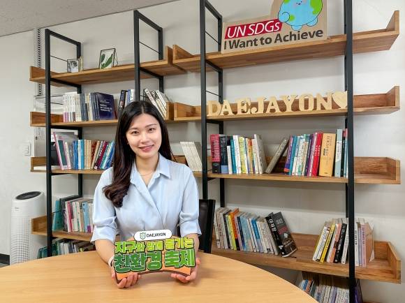 환경단체 ‘대자연’에서 활동하는 최하진씨가 5일 서울 송파구 대자연 사무실에서 친환경 축제 관련 홍보물을 들고 있다. 본인 제공