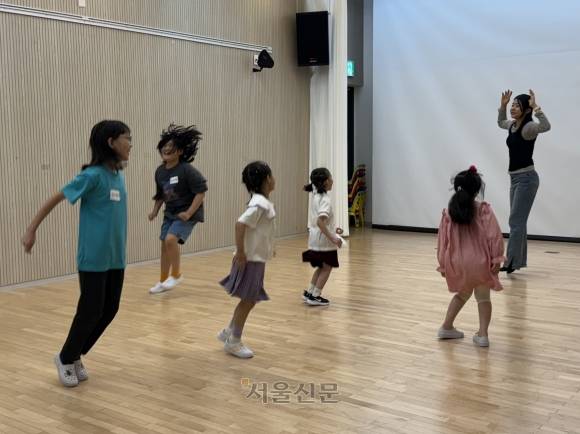 지난달 22일 서울 도봉구 도봉문화재단의 어린이 연극 교육 프로그램 ‘연극으로 잇는 마음’에 참여한 어린이들이 ‘마을극장 흰고무신’에서 강사와 연극 동선을 체험하고 있다.
