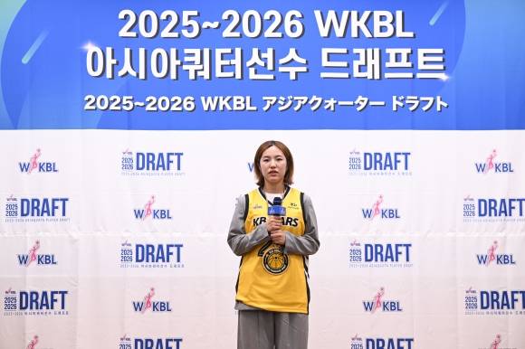 6일 일본 도쿄 올림픽기념청소년센터에서 열린 2025~2026 한국여자농구연맹(WKBL) 아시아쿼터 드래프트에서 3순위로 청주 KB 유니폼을 입은 사카이 사라. WKBL 제공