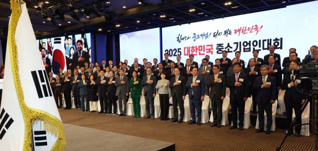 이주호 대통령 권한대행 부총리 겸 교육부 장관이 지난 달 23일 서울 영등포구 중소기업중앙회에서 열린 2025 대한민국 중소기업인대회에서 참석자들과 함께 국기에 경례하고 있다. 연합뉴스