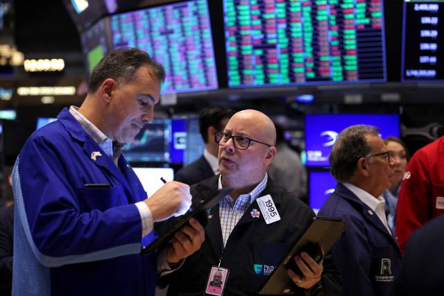 5일(현지 시간) 미국 뉴욕증권거래소에서 트레이더들이 업무를 보고 있다. 로이터연합뉴스