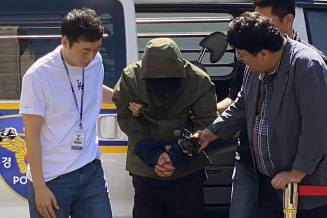 생활고를 비관해 처자식을 살해한 혐의로 체포된 지모(49) 씨가 4일 오전 광주지방법원에서 열린 구속 전 피의자 심문(영장실질심사)에 출석하고 있다. 광주 = 연합뉴스