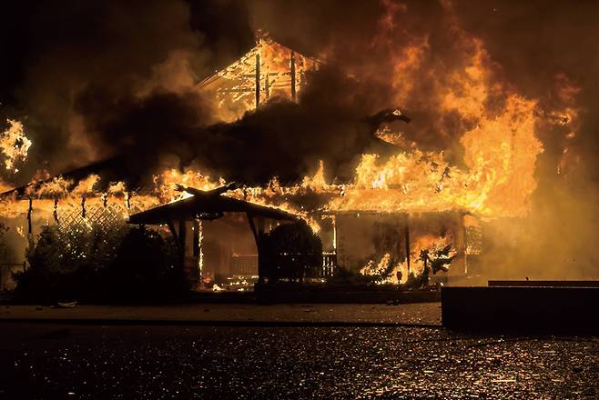 2024년 10월15일 우크라이나 미콜라이우에서 러시아의 공습 이후 건물이 불타고 있다. ⓒAP 연합