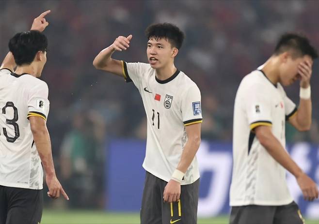 중국 선수들이 5일(한국시간) 자카르타 겔로라 붕카르노 스타디움에서 열린 인도네시아와 2026북중미월드컵 최종예선 9차전 원정경기에서 전반 막판 실점한 뒤 큰 제스처를 취하며 대화하고 있다. 사진출처|소후닷컴