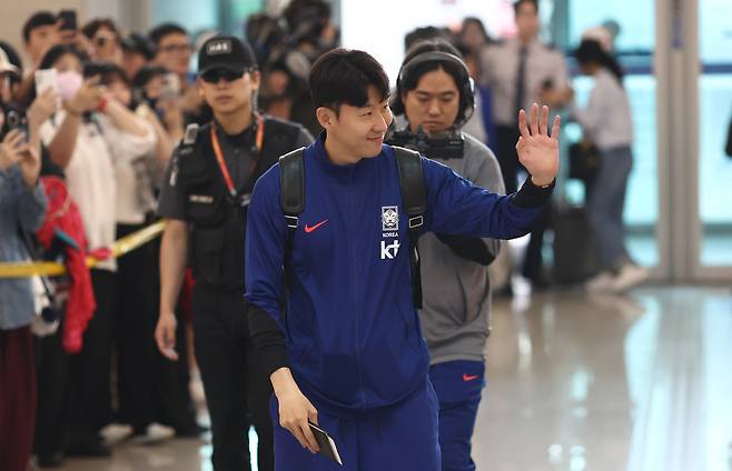 손흥민이 지난 2일 인천국제공항 제1터미널에서 이라크로 출국하기 전 팬들에게 인사하고 있다. 연합뉴스