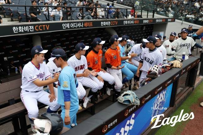 고교 올스타 선수들이 지난 2일 대전 한화생명 볼파크에서 열린 2025 제3회 한화 이글스배 고교·대학 올스타전을 앞두고 담소를 나누고 있다. /사진=한화 이글스 제공