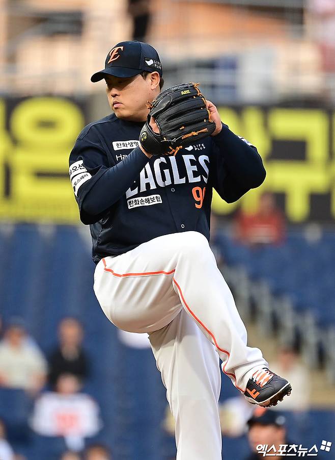 30일 오후 경상남도 창원NC파크에서 열린 '2025 신한 SOL Bank KBO리그' 한화 이글스와 NC 다이노스의 경기, 1회말 한화 선발투수 류현진이 역투하고 있다. 엑스포츠뉴스 DB