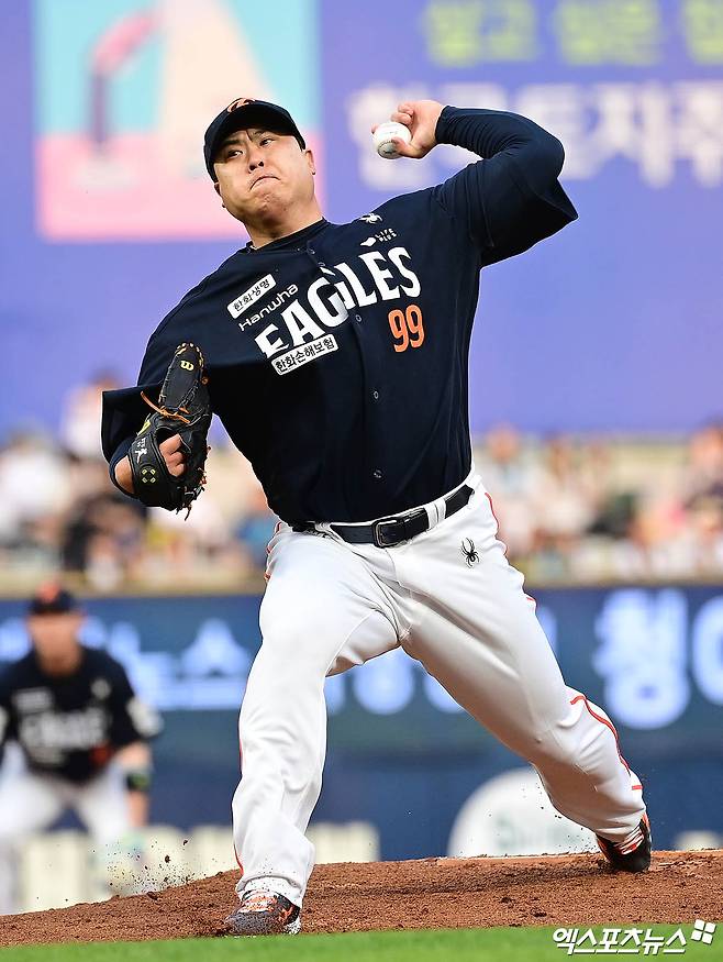 30일 오후 경상남도 창원NC파크에서 열린 '2025 신한 SOL Bank KBO리그' 한화 이글스와 NC 다이노스의 경기, 1회말 한화 선발투수 류현진이 역투하고 있다. 엑스포츠뉴스 DB