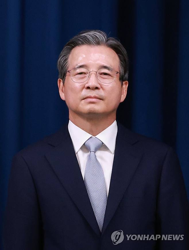 이재명 대통령, 김용범 정책실장 임명 (서울=연합뉴스) 홍해인 기자 = 이재명 대통령은 6일 강훈식 대통령 비서실장의 대통령실 1차 인선 브리핑을 통해 대통령실 정책실장에 김용범 전 기획재정부 1차관을 임명했다고 밝혔다. 사진은 이날 인선 발표에 참석한 김 실장. 2025.6.6 hihong@yna.co.kr